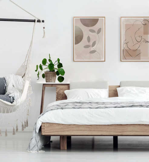 Camera da letto in stile Skandi con stampe d arte con cornice abbinata