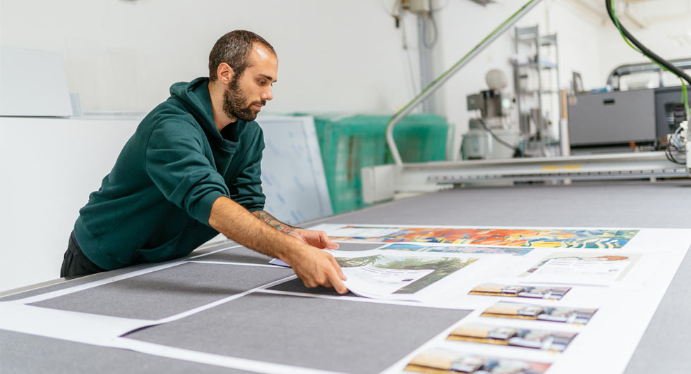 Le stampe vengono tagliate con la macchina