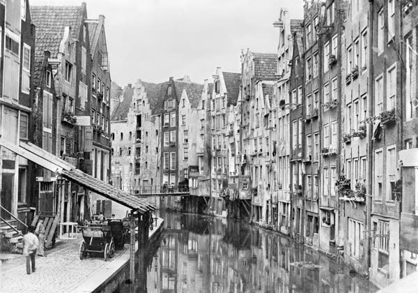 Achterburgwal, Amsterdam, early 20th century (b/w photo)  a French Photographer