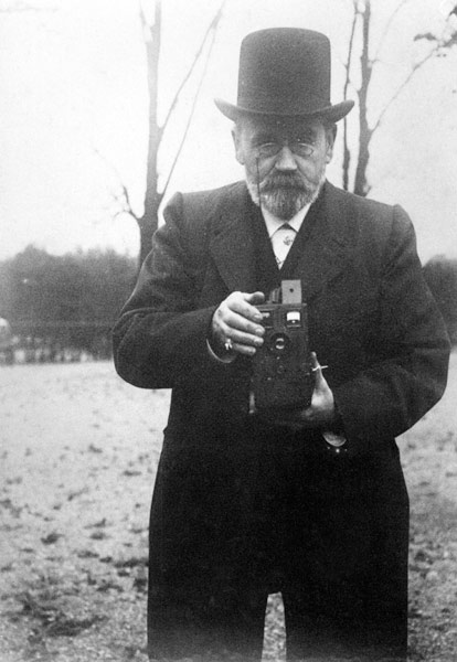 Emile Zola taking a photograph (b/w photo)  a French Photographer