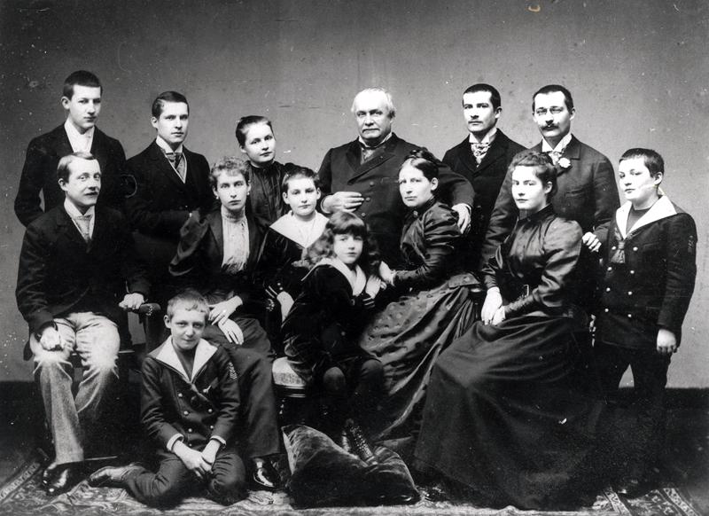Portrait of a large family from Lyon, late 19th century (b/w photo)  a French Photographer