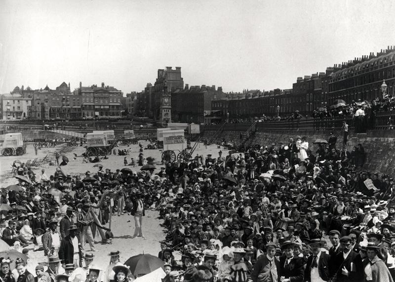Singers on the beach at Margate, c.1900 (b/w photo)  a French Photographer