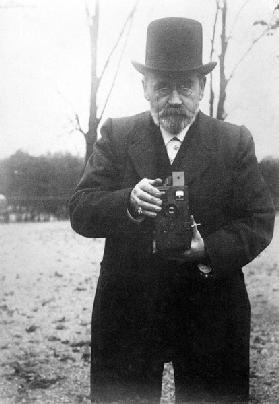 Emile Zola taking a photograph (b/w photo) 
