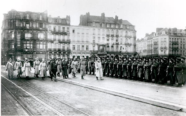 Kaiser Wilhelm II (1859-1941) and Ludwig III de Wittelsbach (1845-1921) passing in review a regiment a Fotografo Tedesco