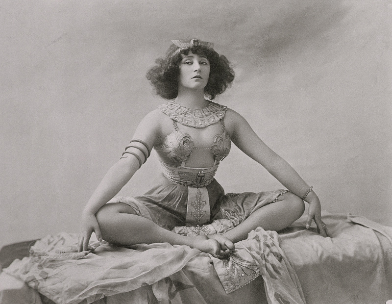 Colette (1873-1954) acting in ''Reve d''Egyptienne'', 1907 (b/w photo)  a Reutlinger Studio (1850-1937)