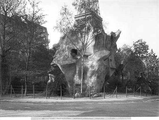 Prehistoric house at the Universal Exhibition of 1889 in Paris, architect Charles Garnier (1825-98) a Adolphe Giraudon