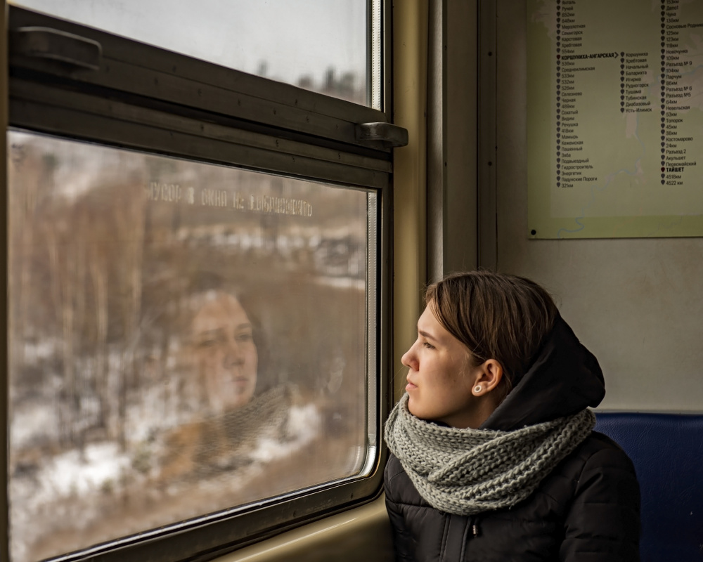 Lady in a train a Aharon Golani