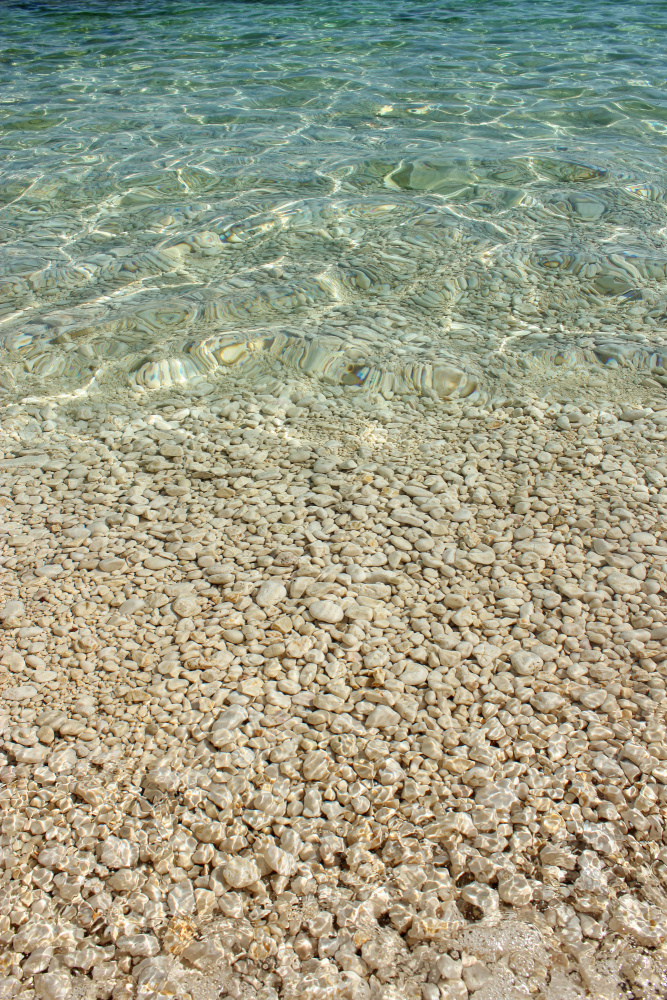 Aqua Ocean and Golden Pebbles a Alyson Fennell