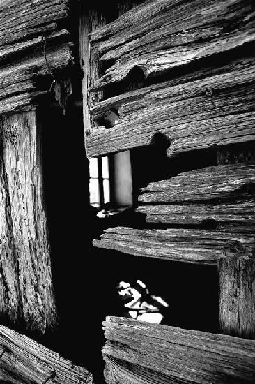 Einblick in altes Holztor