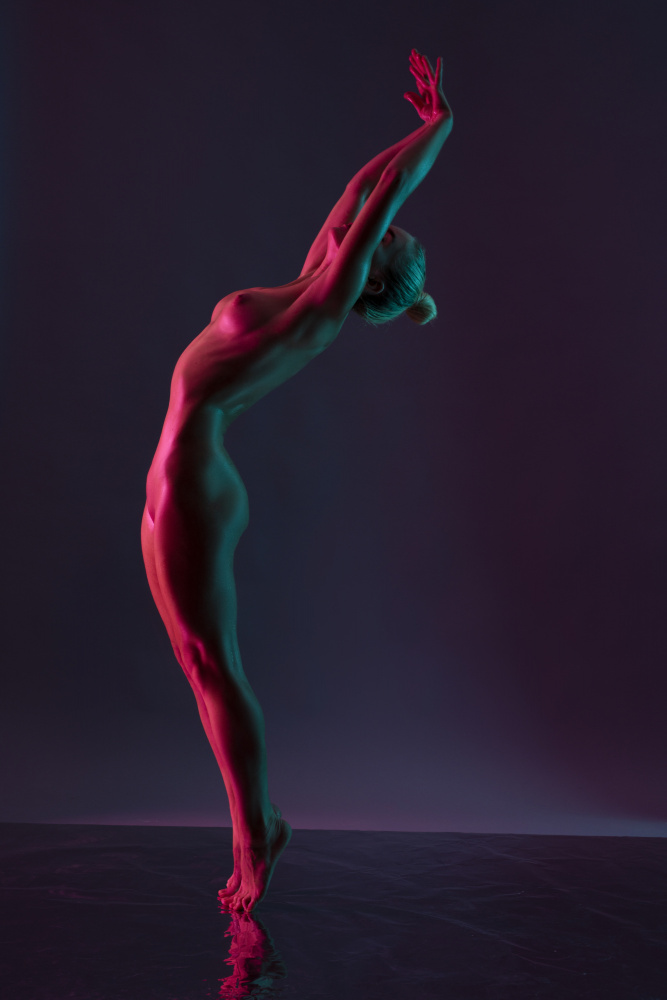 Young naked woman dance against dark purple background a Andrey Guryanov