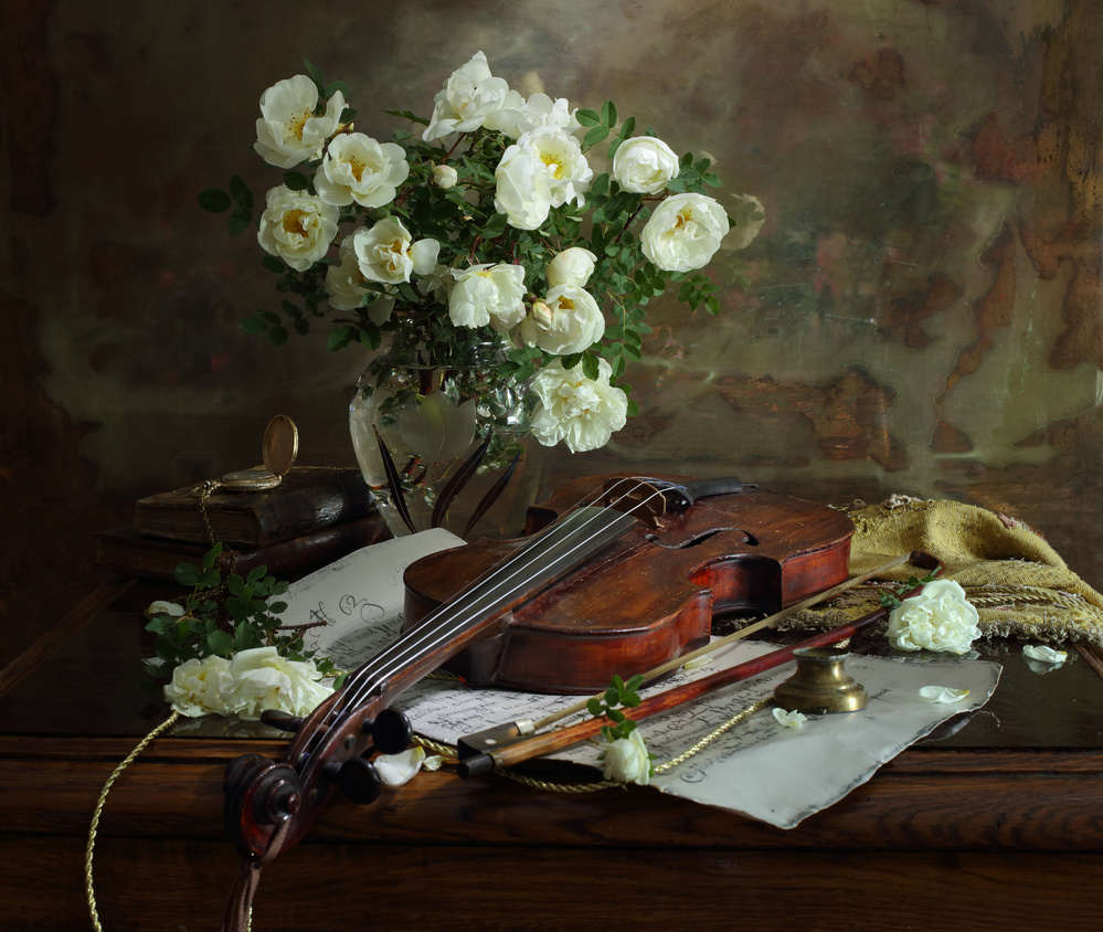 Still life with violin and roses a Andrey Morozov