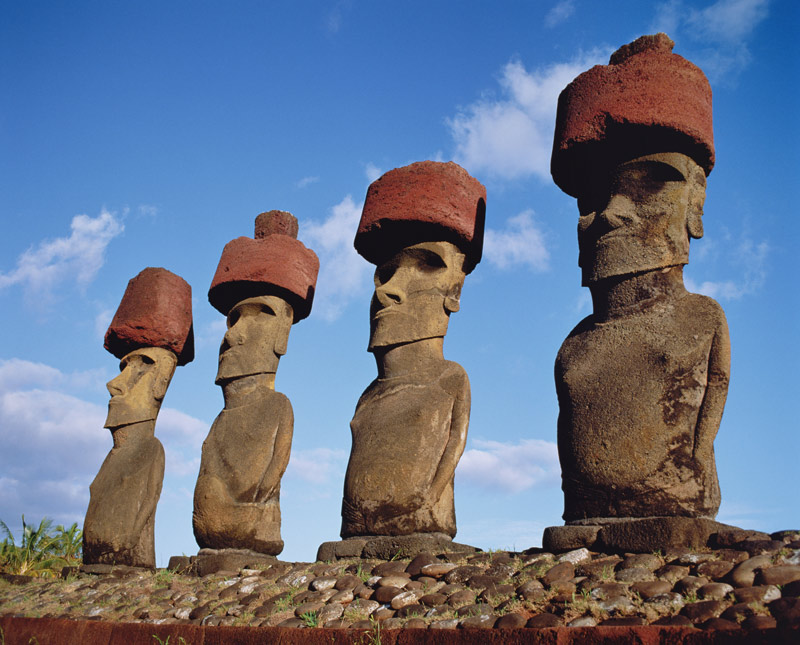 Monolithic Statues on Ahu Nau Nau at Anakena Beach a Anonimo