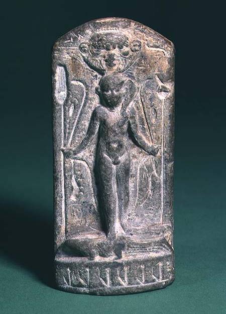 Cippus depicting a nude sun-god Horus on the front, holding sceptres and snakes in both hands and st a Anonimo