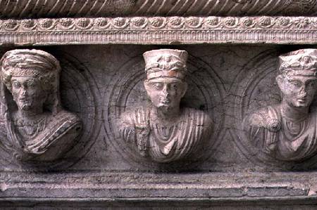 Three Palmyrian busts on a sarcophagus a Anonimo