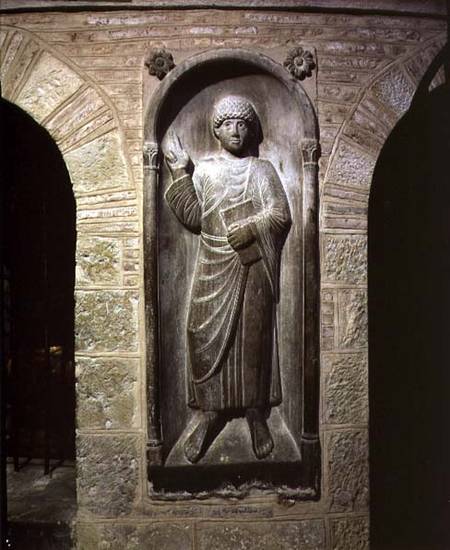 Relief of a man dressed in a toga holding a bookfrom the ambulatory a Anonimo