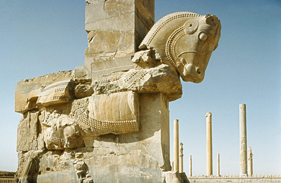 Sculpture of a Bullwith a view of the Hall of a Hundred Columns and of the Apadana (audience hall) A a Anonimo