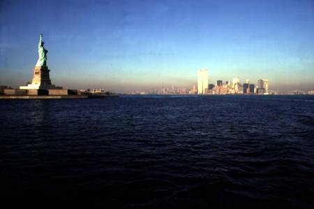 View of the Statue of Liberty and the Southern End of Manhattan Island (photo) a Anonimo