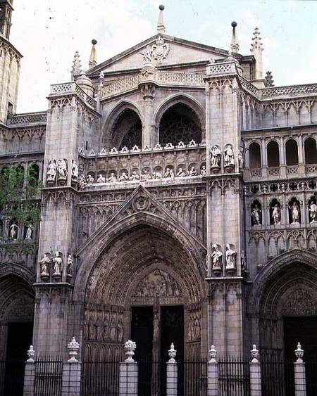 View of the West facade, detail of the three portals (LtoR) the Tower or Inferno Portal, the Portal a Anonimo