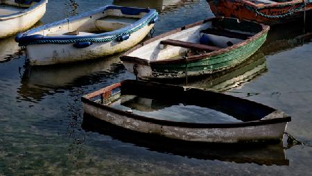 Boat sinks in harbour