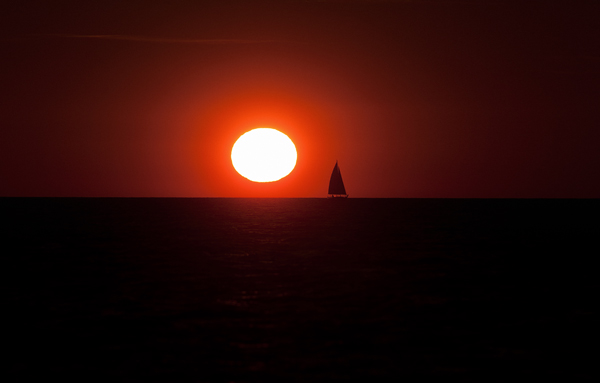 Segelboot bei Sonnenuntergang in Warnemünde a Arno Burgi