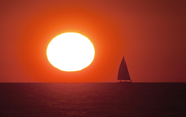 Segelboot bei Sonnenuntergang in Warnemünde a Arno Burgi