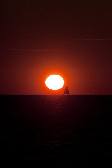 Segelboot bei Sonnenuntergang in Warnemünde a Arno Burgi