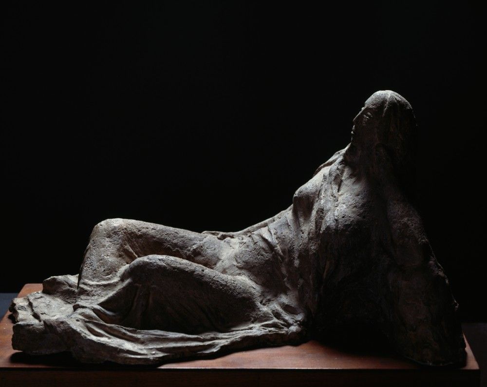 Female figure reclining, in terracotta a Arturo Martini