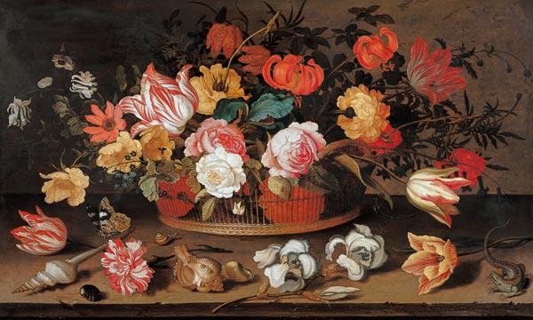 Rose, tulipani, gigli e altri fiori in un cesto.