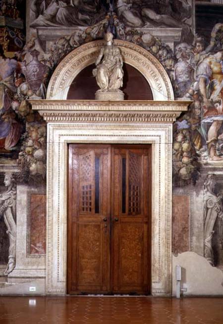 Door frame in the Sala dell'Udienza crowned with a figure of Justice a Benedetto and Giuliano  da Maiano