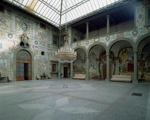 Internal courtyard, (photo) a Bernardo Buontalenti