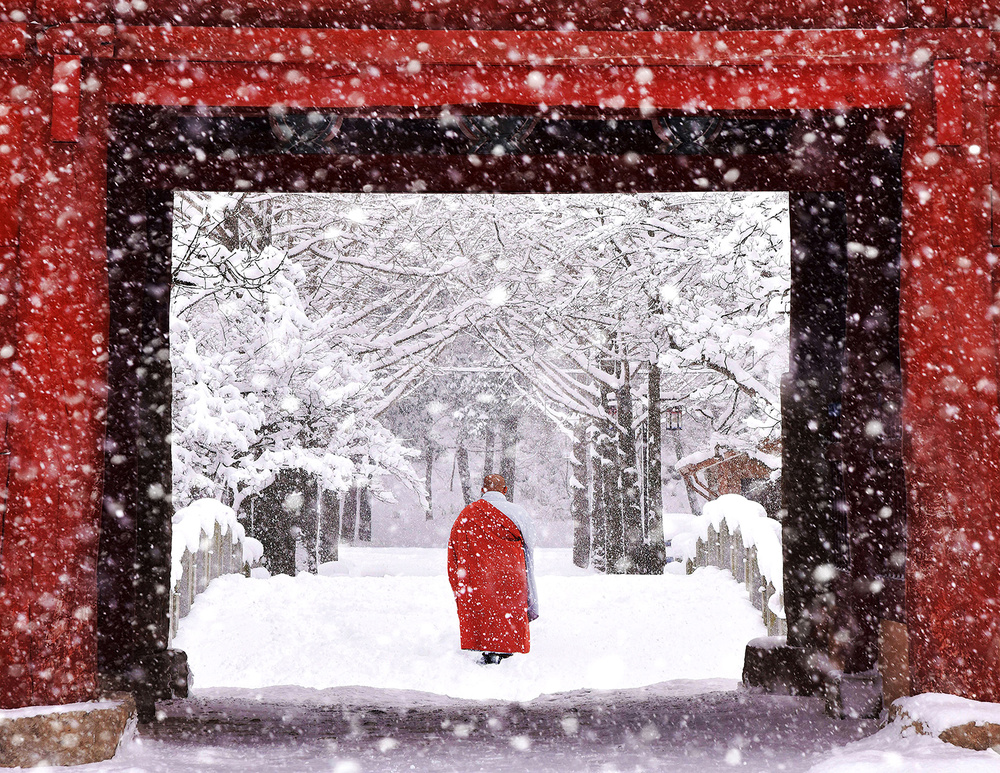 Monk in Snowy Day a Bongok Namkoong