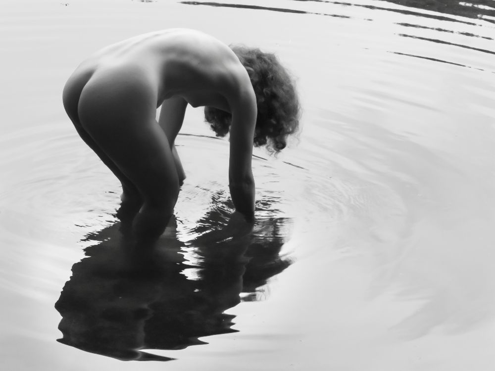 Female back-act with water reflection a Amelie Breslauer