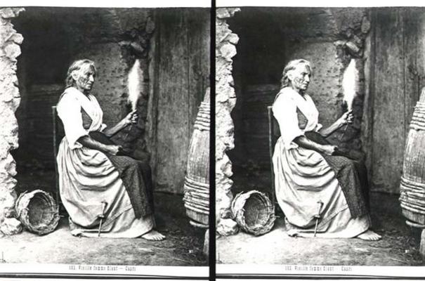 Old Woman Spinning, Capri, c.1865 (b/w photo) a Carlo Naya