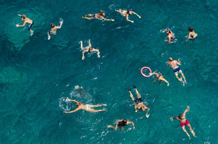 Nuoto in acque blu a Carlo Tonti