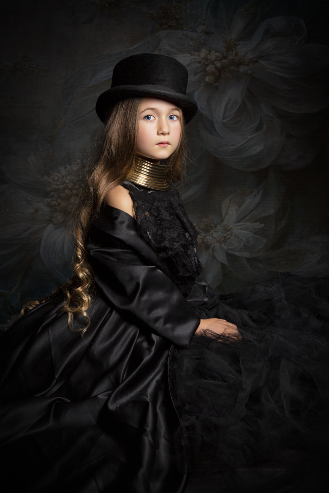 Little girl in black a Carola Kayen-Mouthaan