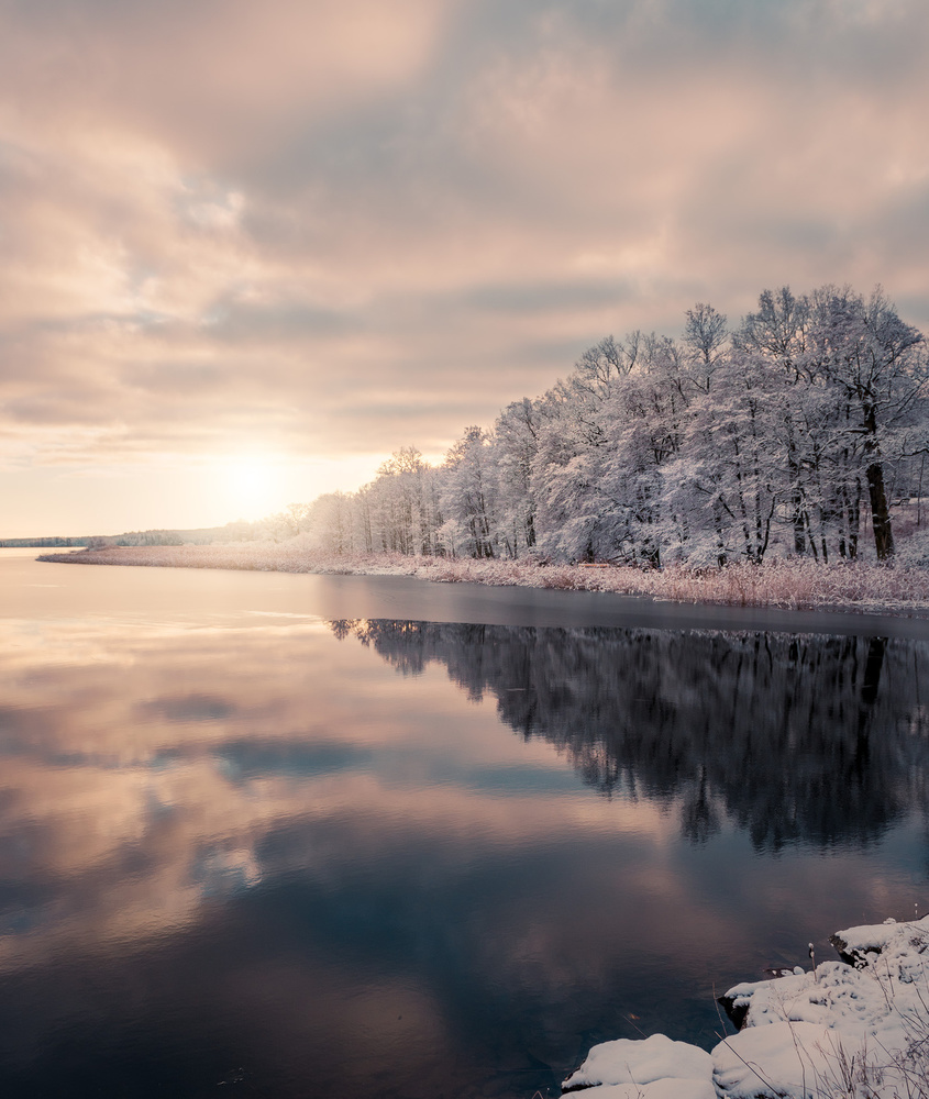 Ice slowly taking over the lake a Christian Lindsten