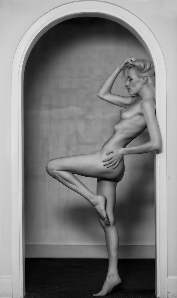 The Framed Female Form a Colin Dixon
