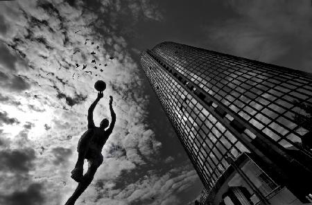 monument of a basketball player
