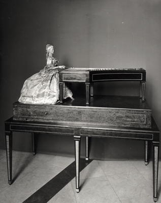 Dulcimer Player (wood and metal) (b/w photo) (see also 157814) a David Roentgen