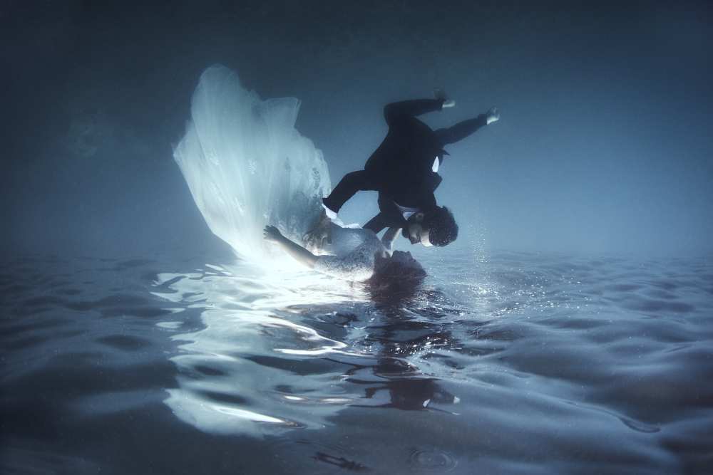 Underwater trash the dress a Davide Lopresti
