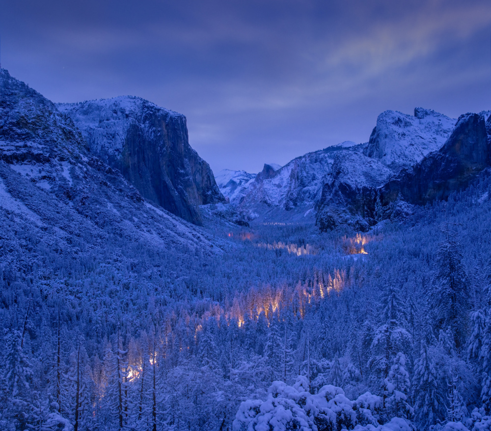 Traffic in Yosemite Valley during blue hour a Dianne Mao