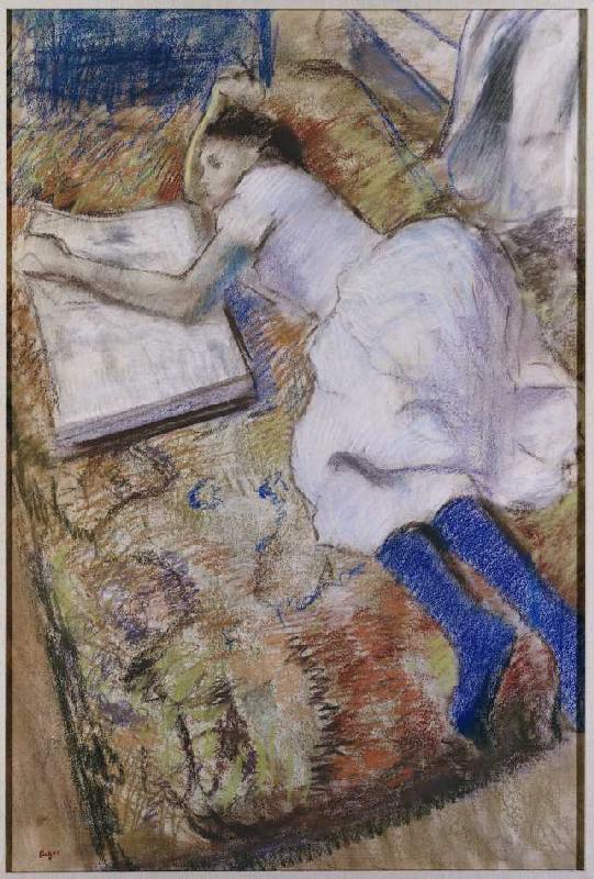 Ein liegendes junges Mädchen, ein Album ansehend a Edgar Degas