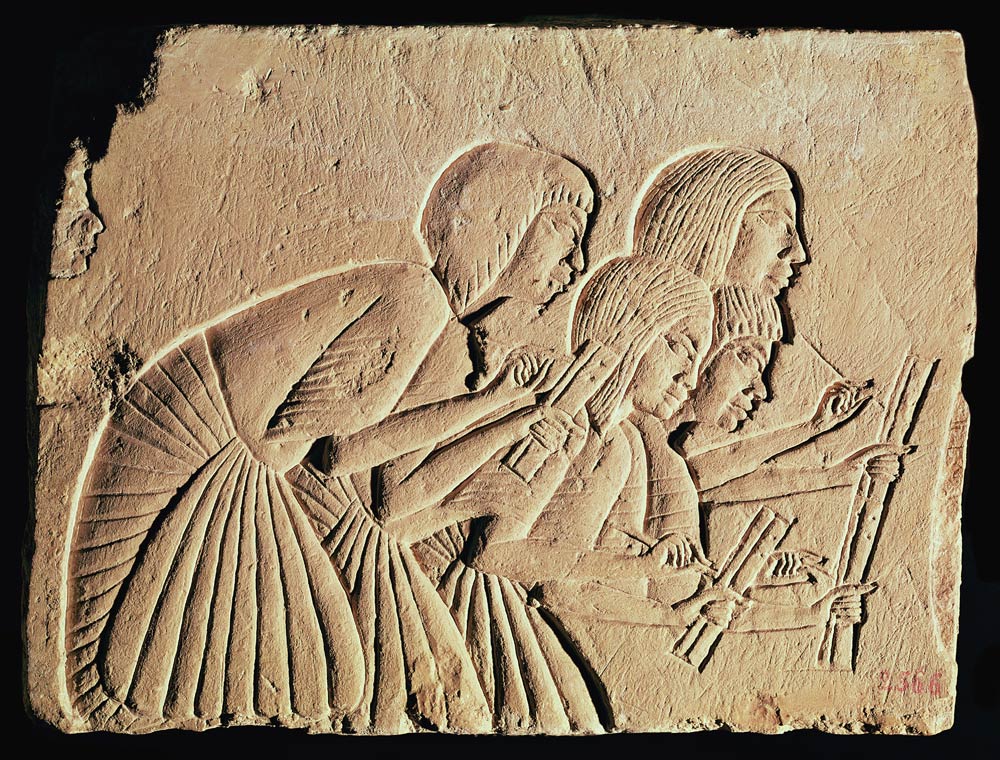 Tablet depicting four scribes at work, New Kingdom a Egizi