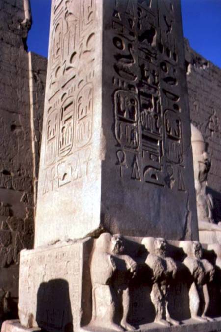 Base of an obelisk decorated with baboons and hieroglyphs, New Kingdom a Egizi