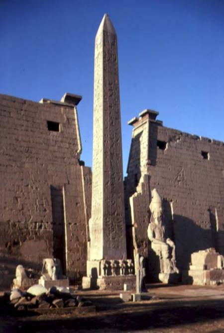 Centre of the facade with the obelisk and a statue of Ramesses II (1298-32 BC) New Kingdom (photo) a Egizi