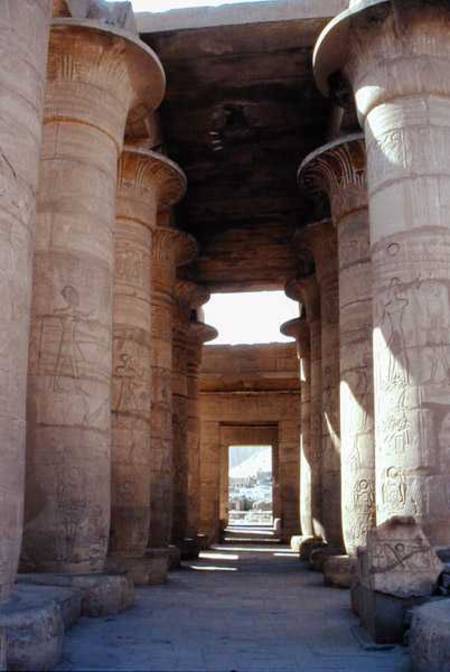 Columns with papyrus shafts and lotus capitals in the Great Hypostyle Hall, New Kingdom a Egizi