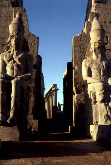 Entrance passage of the pylon and flanking statues, New Kingdom a Egizi