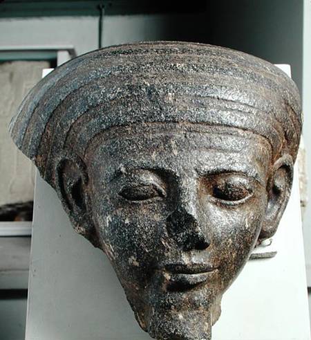 Head of a priest, from a sarcophagus, New Kingdom a Egizi