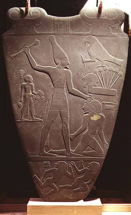 The Narmer Palette: ceremonial palette depicting King Narmer, wearing the white crown of Upper Egypt a Egizi