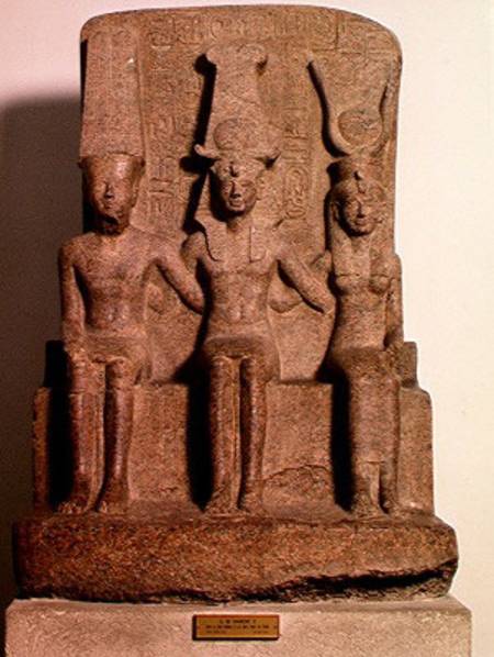 Ramesses II (1304-1237 BC) seated between Amun and Mut, from Karnak, New Kingdom a Egizi